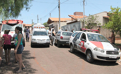 TRISTEZA — Curiosos começam a chegar na casa onde o garoto morreu afogad