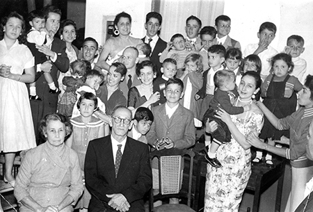 Foto da família de 1956, quando Fabiano Pereira da Silva, fundador da vila que leva seu nome, completou “bodas de ouro” com a mulher