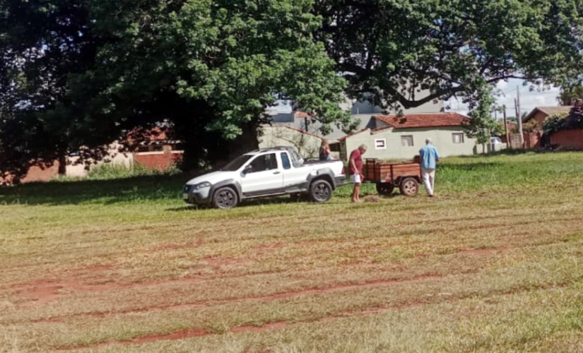 Moradores reclamam de sujeira após retirada de grama de terreno