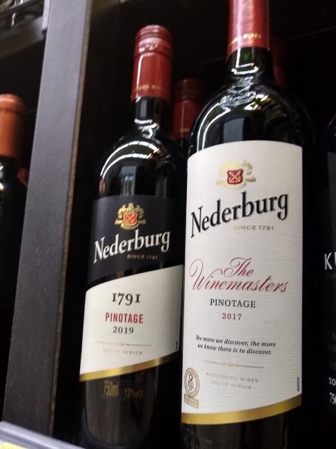 Nederburg 1791 Cabernet Sauvignon 2019 (Em preto). No paladar é seco, encorpado, com taninos maduros e um retrogosto persistente. O ideal para acompanhar pratos encorpados como o strogonoff de carne, ensopados de inverno, assados ​​e queijos maduros.
